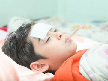Trẻ bị sốt siêu vi có lây không?
