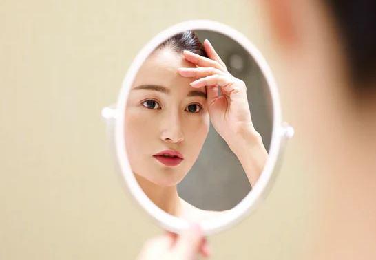 Một số nghiên cứu cho thấy những người hấp dẫn có hệ thống miễn dịch tốt hơn, từ đó ít mắc COVID-19. (Ảnh minh họa)