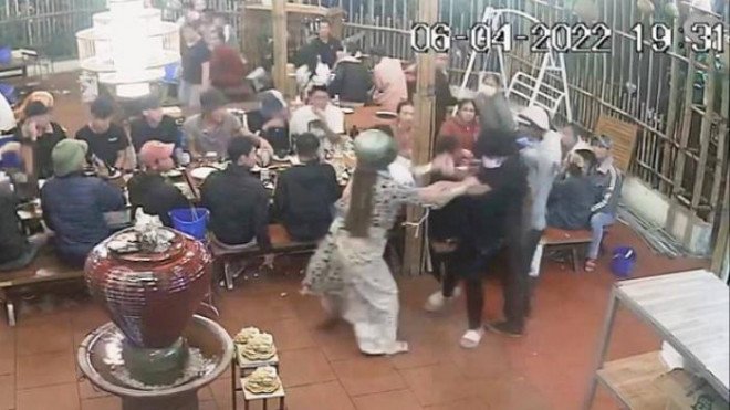 Hiện trường vụ gây rối trật tự tại quán nhậu (hình ảnh từ camera quán nhậu)