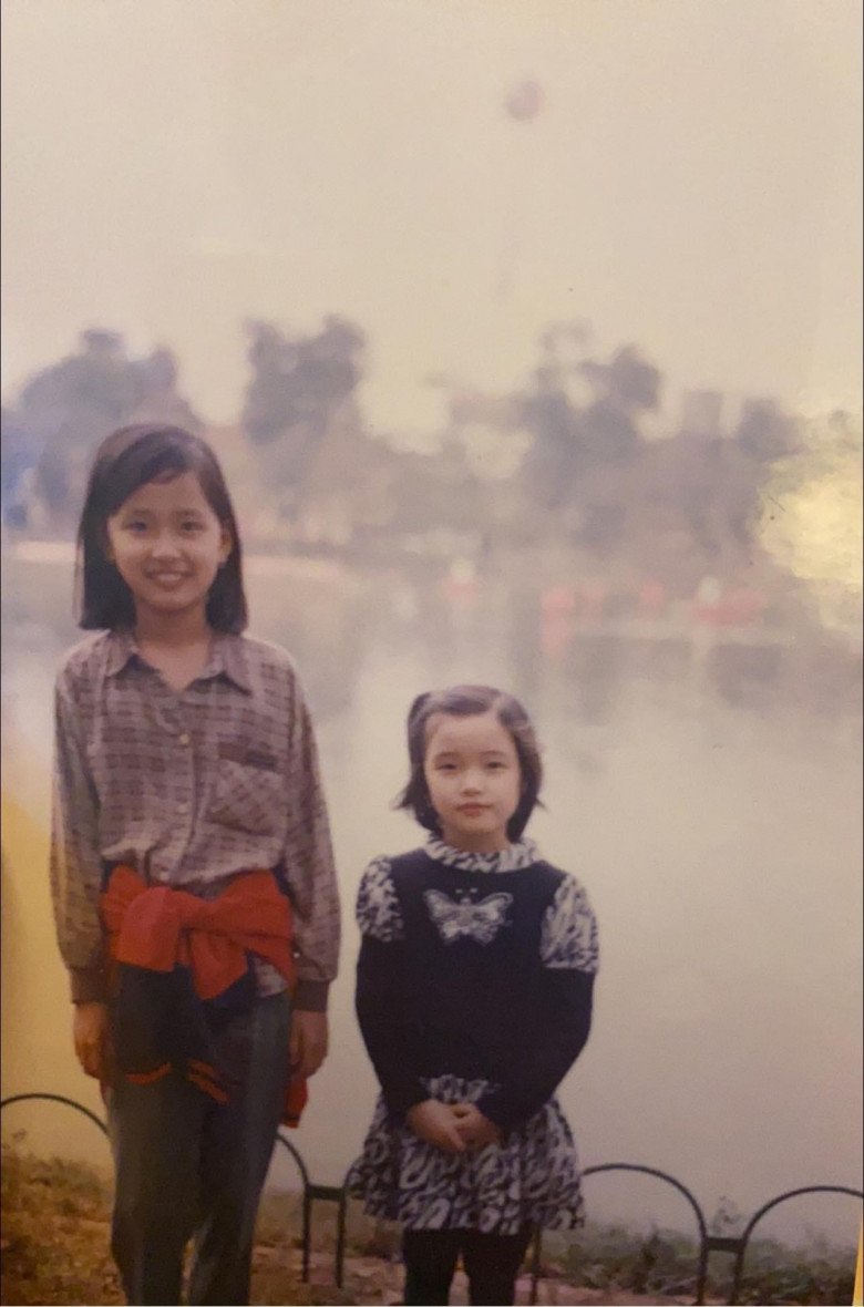 Mai Phuong Thuy shows off rare photos with her biological sister, outstanding couple items that unite sisterhood - 3