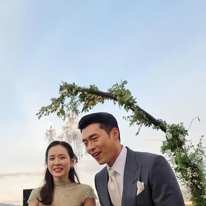 Hyun Bin và Son Ye Jin bị dìm hàng trong bức ảnh mới lộ trong đám cưới.