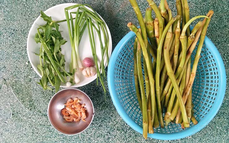 Anh Bình (một người bán ngó khoai trên chợ mạng) cho biết Ngó có thể nấu canh cua, canh tôm, nấu mẻ, hầm xương, nấu với thịt ba chỉ và đậu phụ,... ăn đều thơm ngon, bở và dẻo. Thế nên vào mùa cao điểm, mỗi ngày anh bán hết cả tạ ngó khoai tím.   