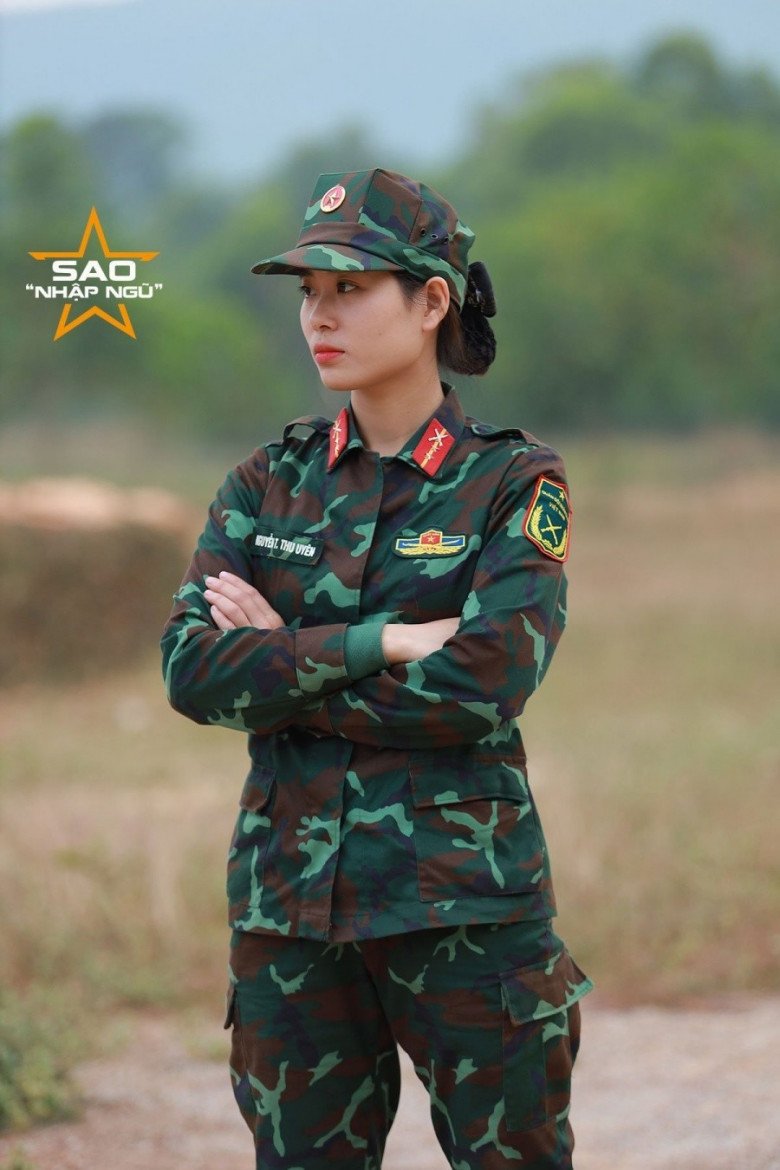 The female soldier has a skin as white as a grapefruit, making Hoa Minzy also praise - 7
