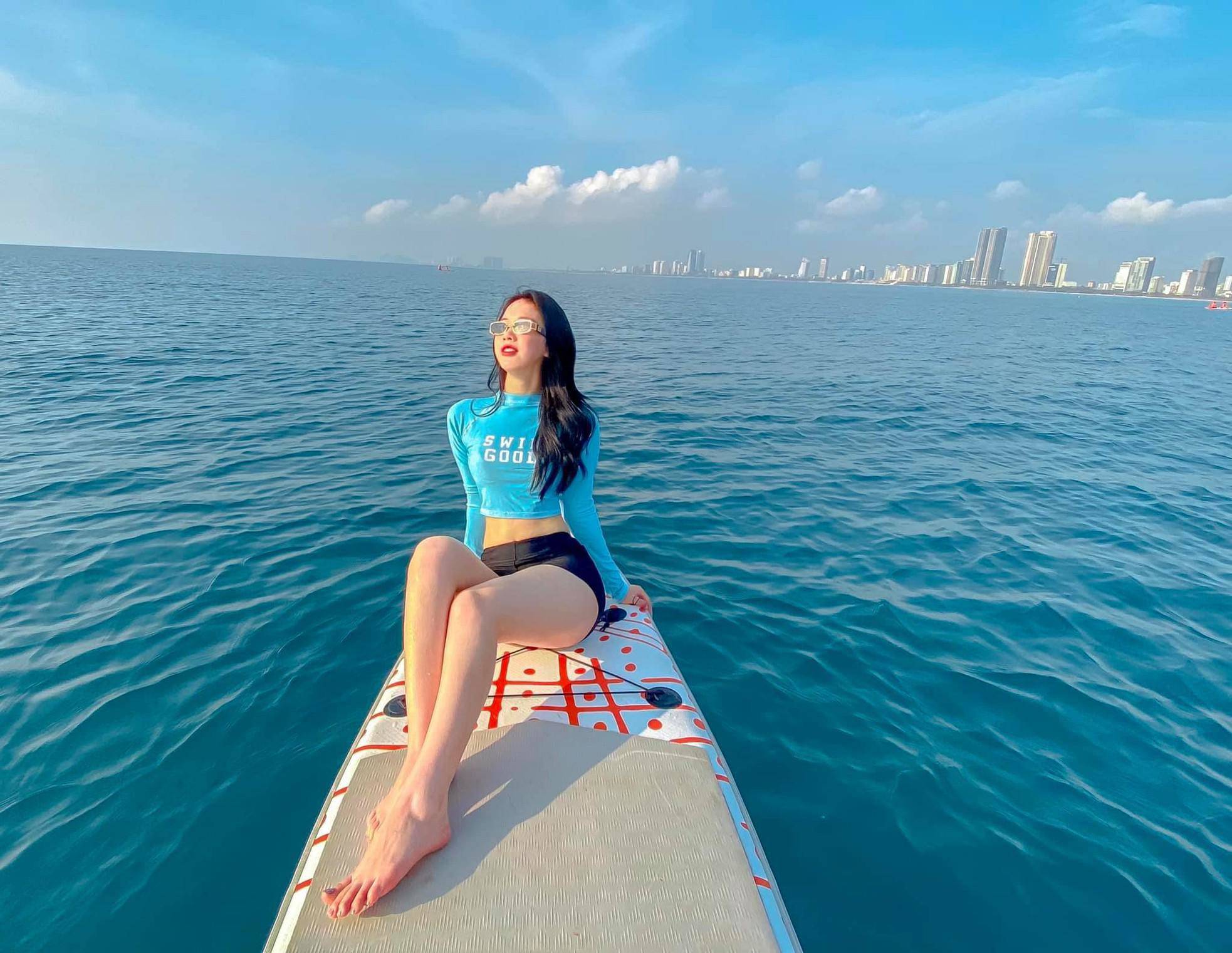 Trước đó, Mai Phương từng đăng tải một số hình ảnh diện đồ bơi nhưng với thiết kế áo dài tay và quần đùi.