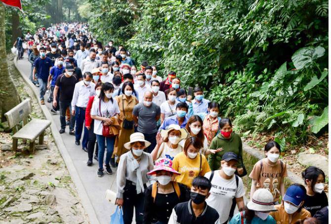 Vào chiều 9/4, hàng vạn du khách cũng đã đến dâng hương, tưởng nhớ đến các vị Vua Hùng.