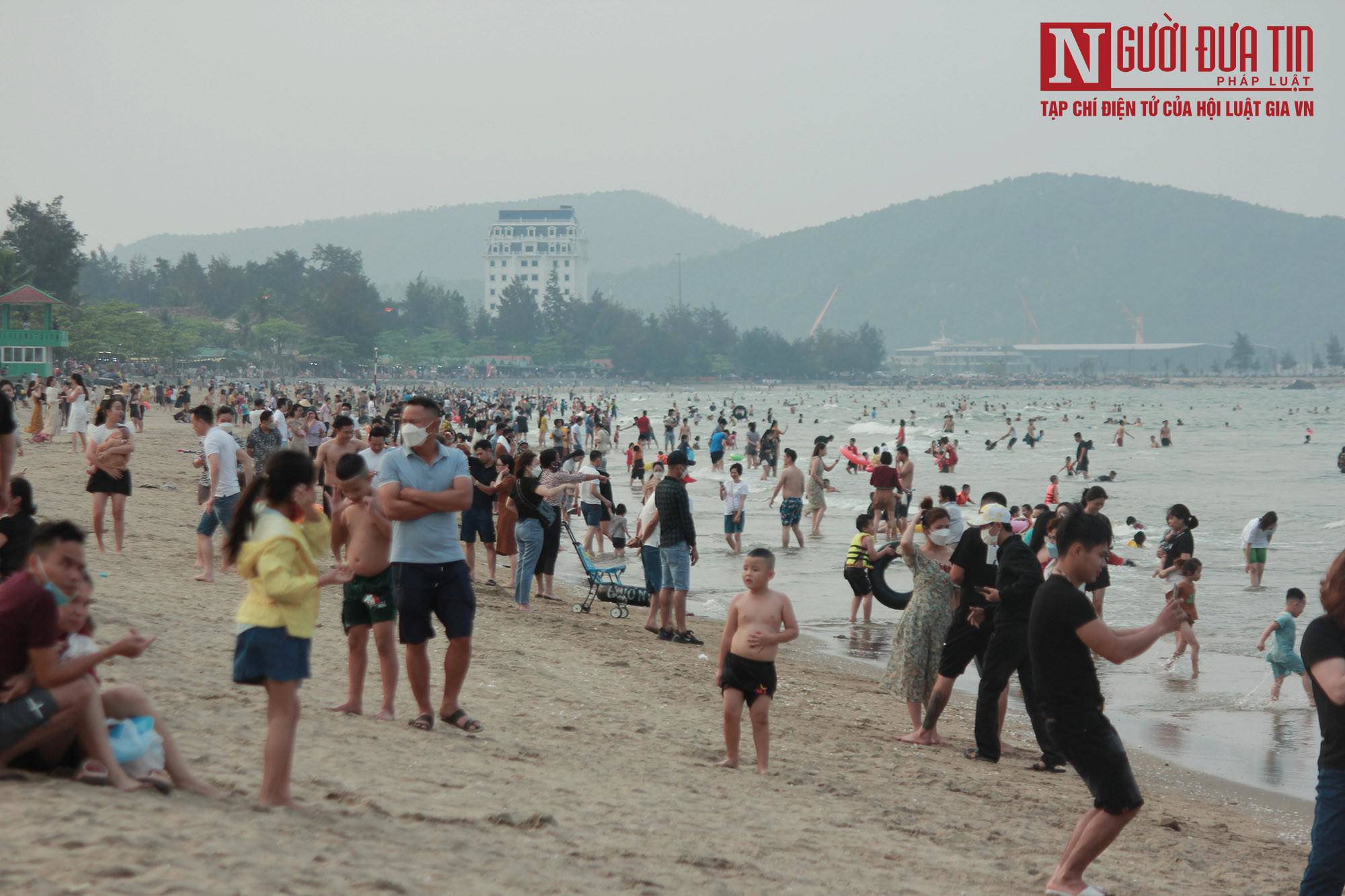 Chiều 10/4, hàng nghìn người đã tới bãi biển Tx.Cửa Lò, tỉnh Nghệ An để tắm mát. Kỳ nghỉ kéo dài 3 ngày là dịp để các gia đình đi tắm biển, nghỉ ngơi.