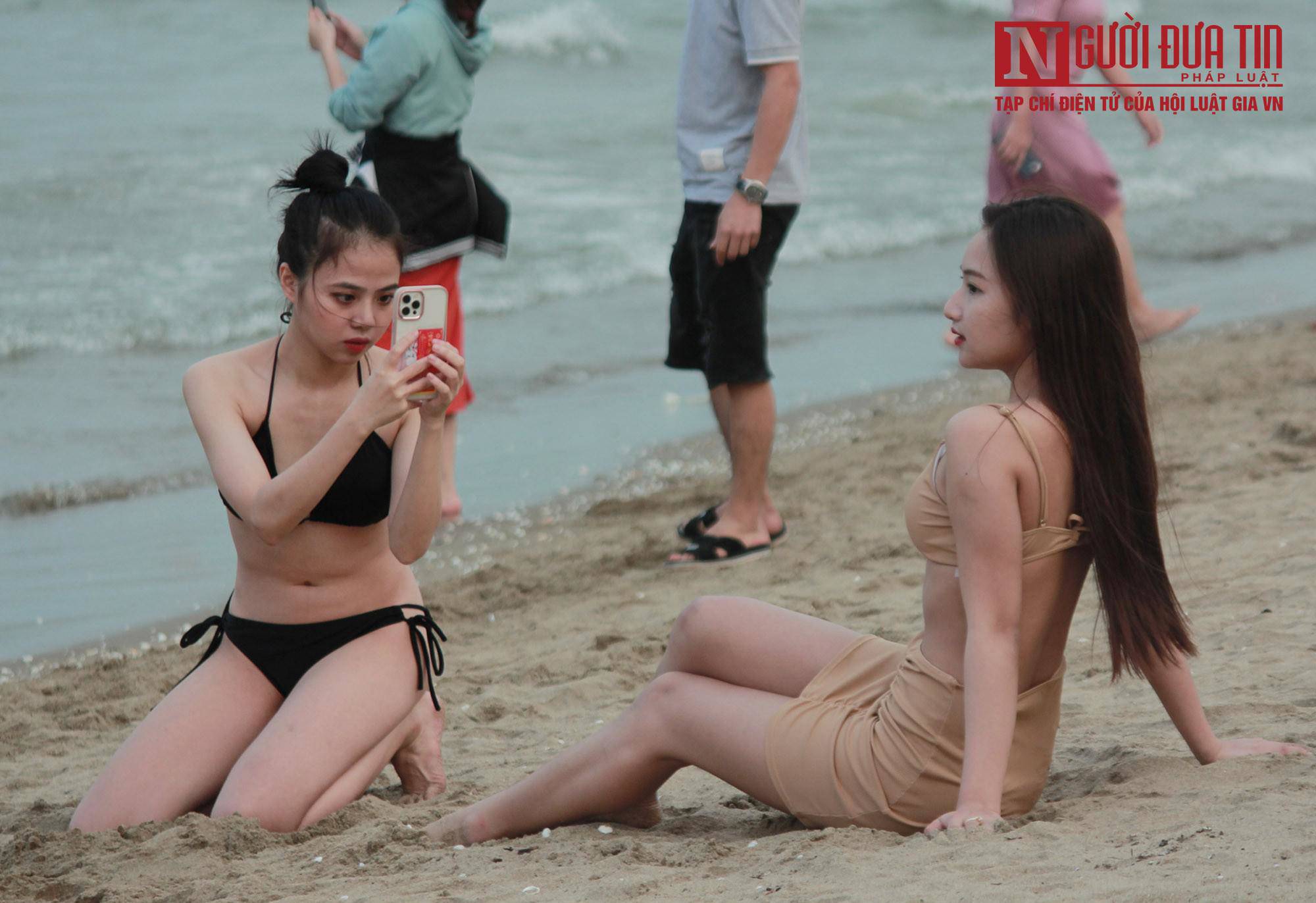 Bãi biển Cửa Lò có chiều dài trên 10km, nước biển trong xanh, độ mặn vừa phải và bãi cát mịn thoải ra biển rộng từ 150m đến 200m. Trong những ngày nghỉ lễ cuối tuần, bờ biển có hàng ngàn người xuống tắm giải nhiệt.