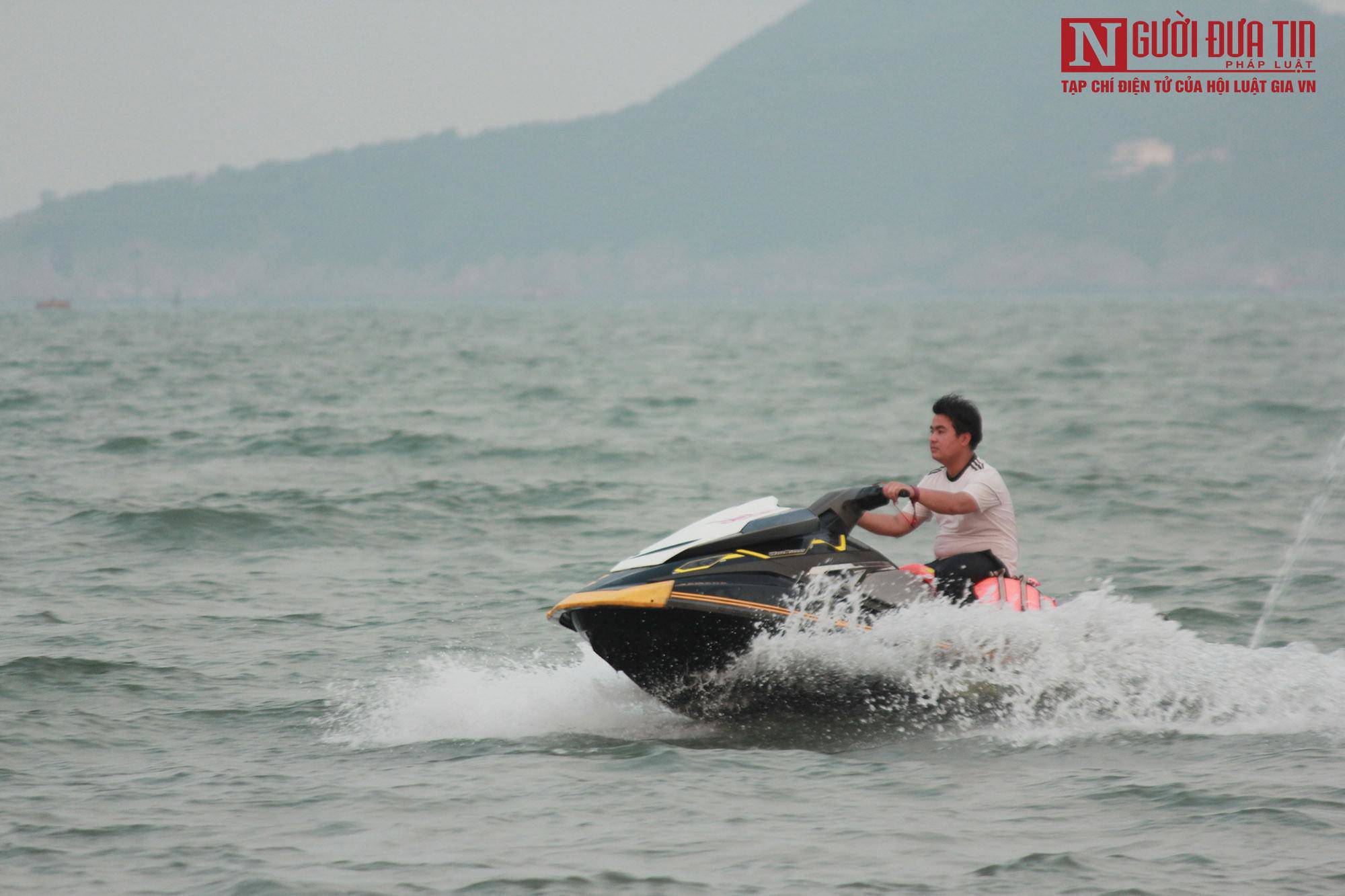 Bên cạnh đó, Tx.Cửa Lò cũng đã ban hành chỉ thị về việc quản lý chặt chẽ giá kinh doanh dịch vụ, du lịch trên địa bàn theo đúng quy định hiện hành. Đảm bảo quyền lợi cho tổ chức, cá nhân tham gia kinh doanh du lịch, dịch vụ và khách hàng đến tham quan, nghỉ dưỡng tại thị xã. Nghiêm cấm tình trạng lợi dụng thời điểm du khách đến đông để nâng, ép giá làm ảnh hưởng thương hiệu du lịch thị xã. Các nhà hàng, ki ốt kinh doanh ăn uống đều phải bắt buộc treo bảng niêm yết giá công khai để cho thực khách được biết và lựa chọn.