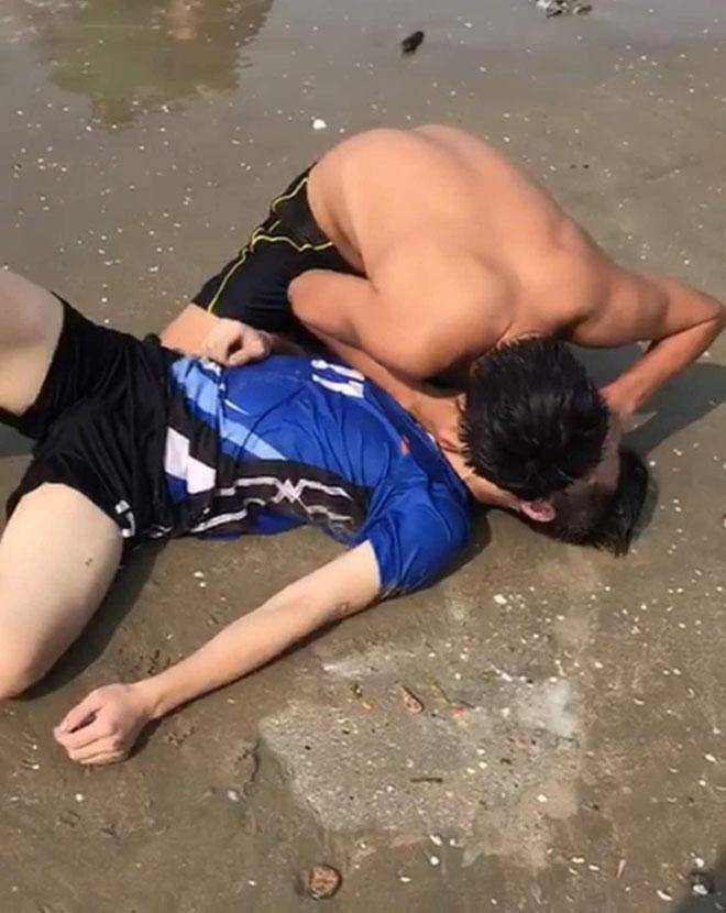 4 tourists were swept away by the waves: The moment policemen fought for the victim's life - 1