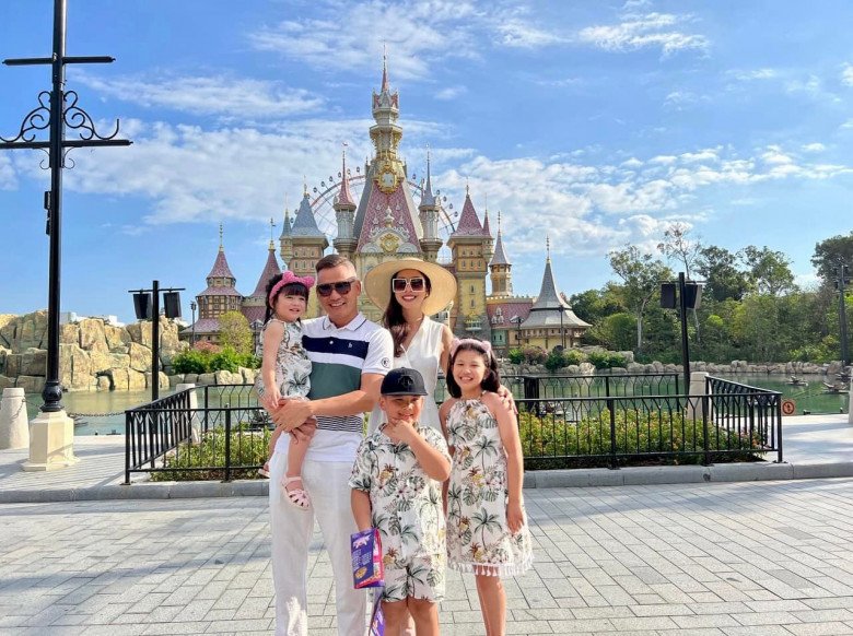 Jennifer Pham's family travels around the country, full of happiness, only missing her son Quang Dung - 17