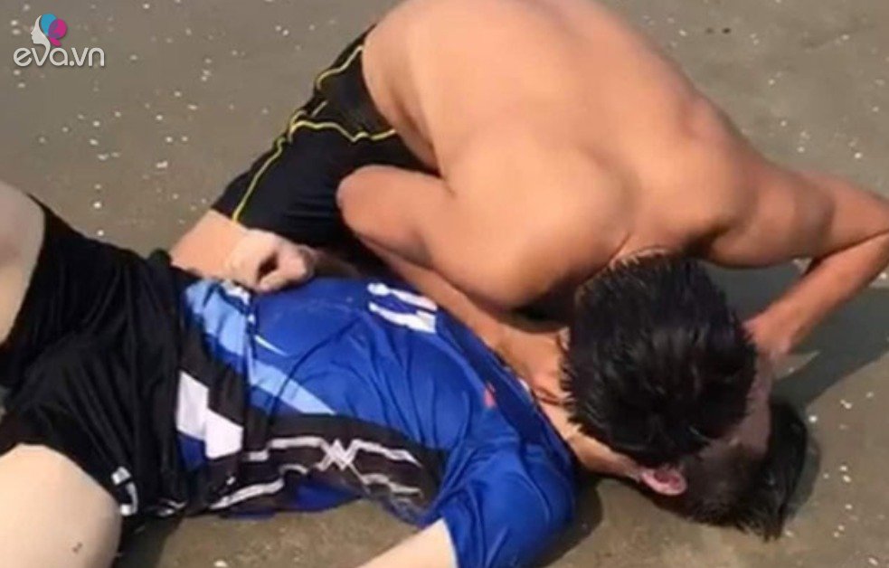 4 tourists were swept away by the waves: The moment policemen fought for the victim’s life