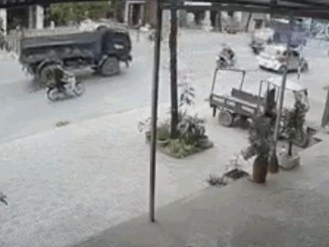 Clip Eva - Clip: Kinh hoàng khoảnh khắc xe tải tông trực diện vào đầu xe ben