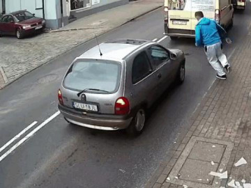  Clip: Phá tài sản còn hung hăng đánh người, tên côn đồ bị ô tô đâm gục 