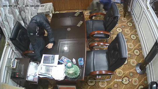 The whole scene of breaking into a house to rob 2 billion VND in Ho Chi Minh City - 2