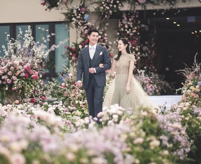 Các fan dành vô số lời khen cho loạt ảnh cưới mới của Hyun Bin và Son Ye Jin.