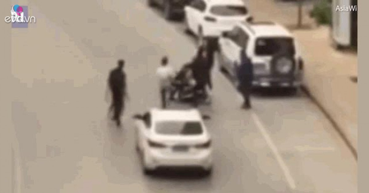 The woman looking after the car was assaulted by a group of thugs in the middle of the road