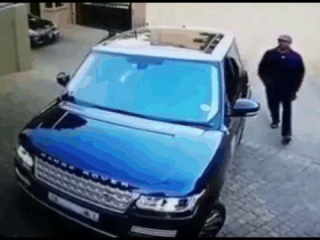 Clip Eva - Clip: Mang súng đi cướp ô tô, 2 tên côn đồ bất ngờ bỏ chạy thục mạng