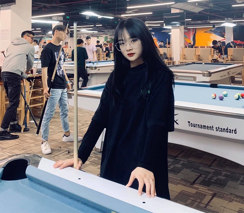 Gấm Kami, tên thật là Ma Thị Hồng Gấm, sinh năm 2000, hiện đang là sinh viên trường đại học Luật Hà Nội.
