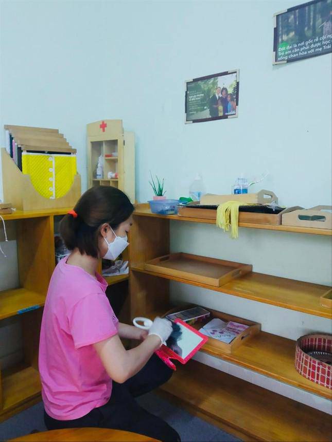 Giáo viên Trường Mầm non Tràng An vệ sinh trường lớp, chuẩn bị đón trẻ đi học trở lại