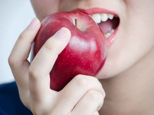 Vì sao sáng thức dậy nên ăn một trái táo? Đây là lý do ăn táo cần đúng lúc