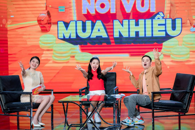 Bên cạnh câu chuyện về tên gọi của mình, Tường Vi cũng hài hước chia sẻ nếu lạc trên hoang đảo, cô nàng nhất định phải mang theo đồ kẹp tóc bên mình bởi tính cách thích gọn gàng và luôn chăm chút cho diện mạo bản thân không cho phép nữ diễn viên một phút giây nào trông xuề xòa.