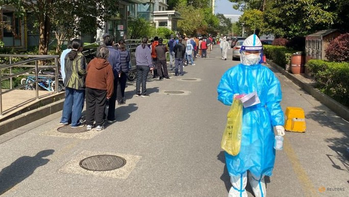 Cư dân Thượng Hải xếp hàng chờ xét nghiệm Covid-19 ngày 7-4. Ảnh: Reuters
