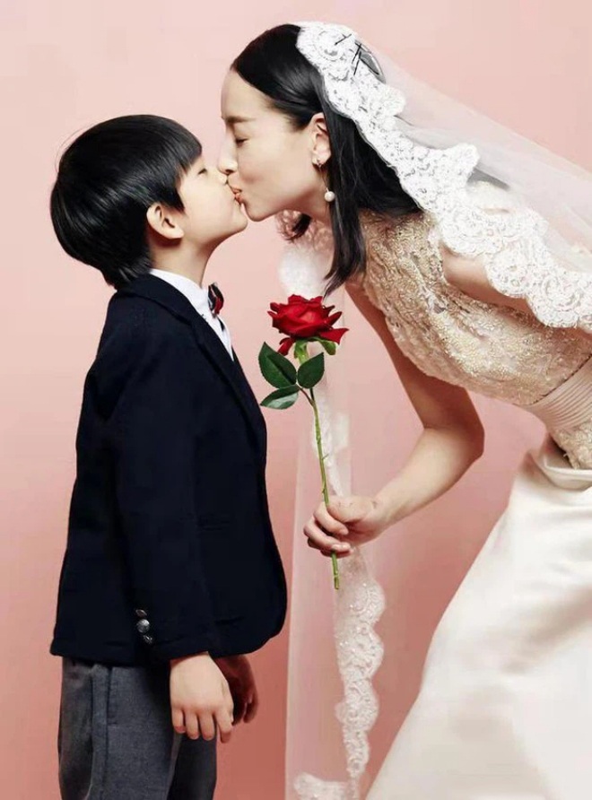 Đổng Khiết một mình nuôi con sau khi ly hôn.