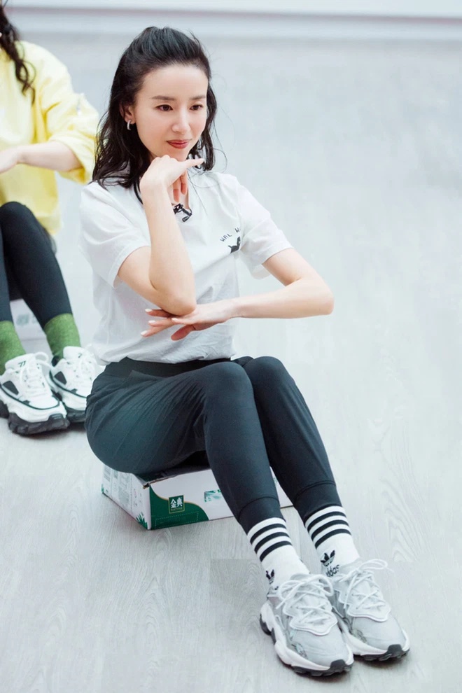 Đổng Khiết nỗ lực trở lại bằng hình ảnh mới nhưng không được khán giả tha thứ.