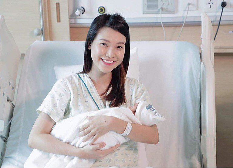 Marrying a Western husband, Hoang Oanh gave birth alone, after giving birth, she was busy taking care of her children, still standing at 10 p.m. washing dishes - 6