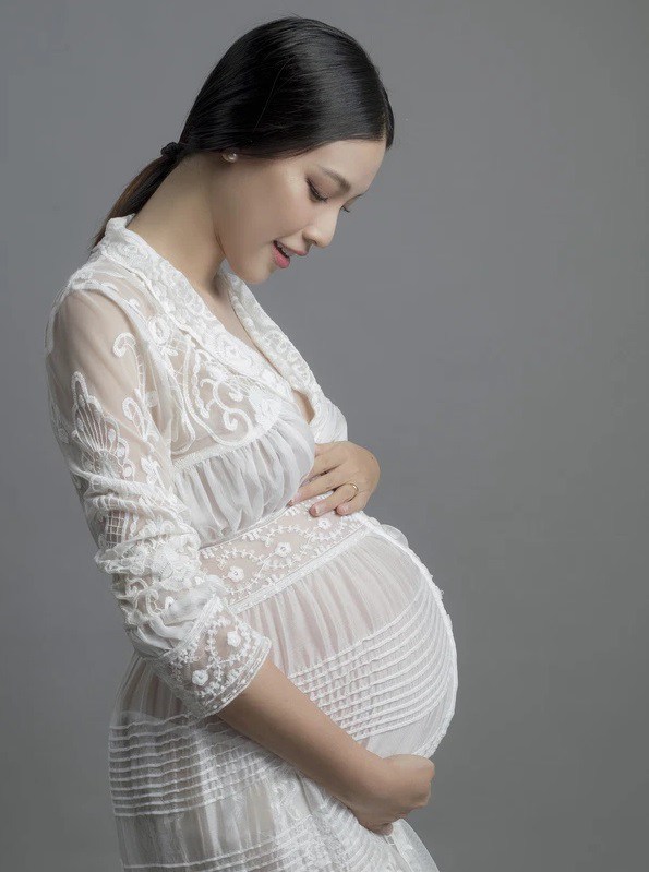 Married to a Western husband, Hoang Oanh went to give birth alone, after giving birth, she was busy taking care of her children, still standing at 10 p.m. washing dishes - 4