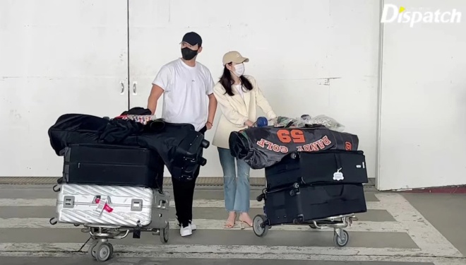 Hyun Bin và Son Ye Jin đứng đợi xe đến đón.