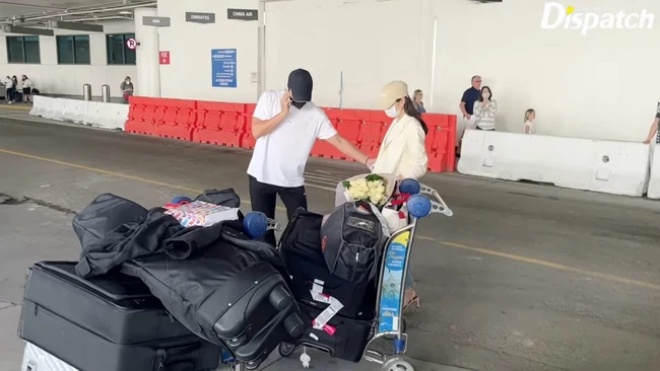 Anh kéo bà xã đứng vào phía trong để tránh xe.