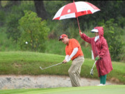 Tin tức - Những cô gái làm caddy trên sân golf: "Nghề này đã cực rồi còn chịu lắm thị phi"