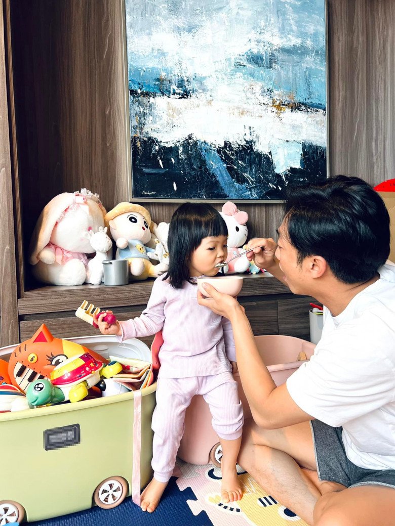 Going out to be a dashing director, Cuong Do went home in shorts to take care of his children - 4