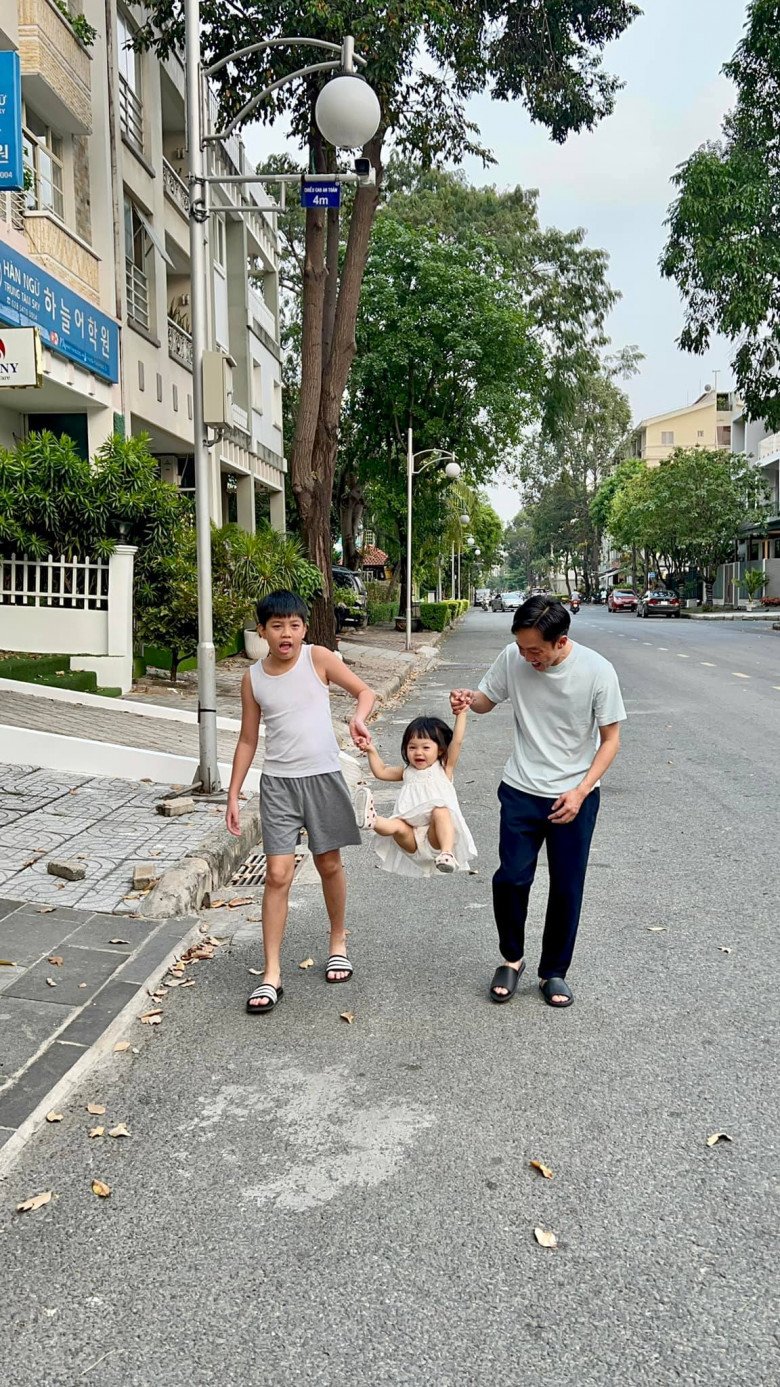 Going to the street as a dashing director, Cuong Do comes home in shorts to take care of his children - 10