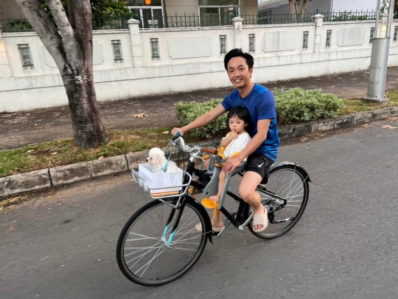 Going out to be a dashing director, Cuong Do went home in shorts to take care of his children - 6