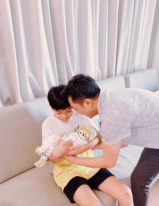 Going out to be a dashing director, Cuong Do went home in shorts to take care of his children - 12