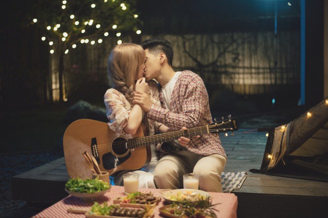 Cảnh hôn trong MV cũng là lần đầu tiên Thiều Bảo Trâm có cảnh khóa môi bạn diễn nam. 