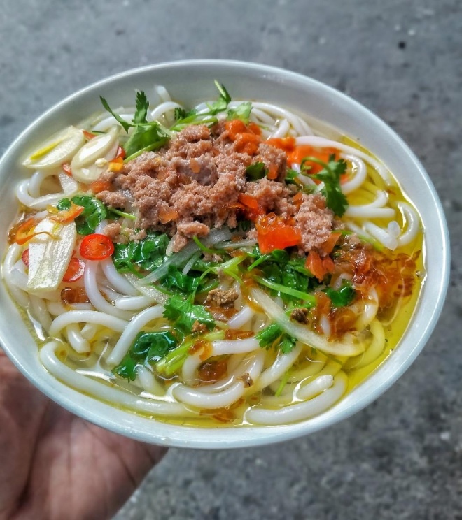 Bún đũa rất đặc biệt và dễ nhận biết như sợi bún to tròn như cái... đũa, ẩn hiện dưới lớp mỡ hành có màu vàng của gạch cua, màu trắng của giá và cọng rau xanh mướt.
