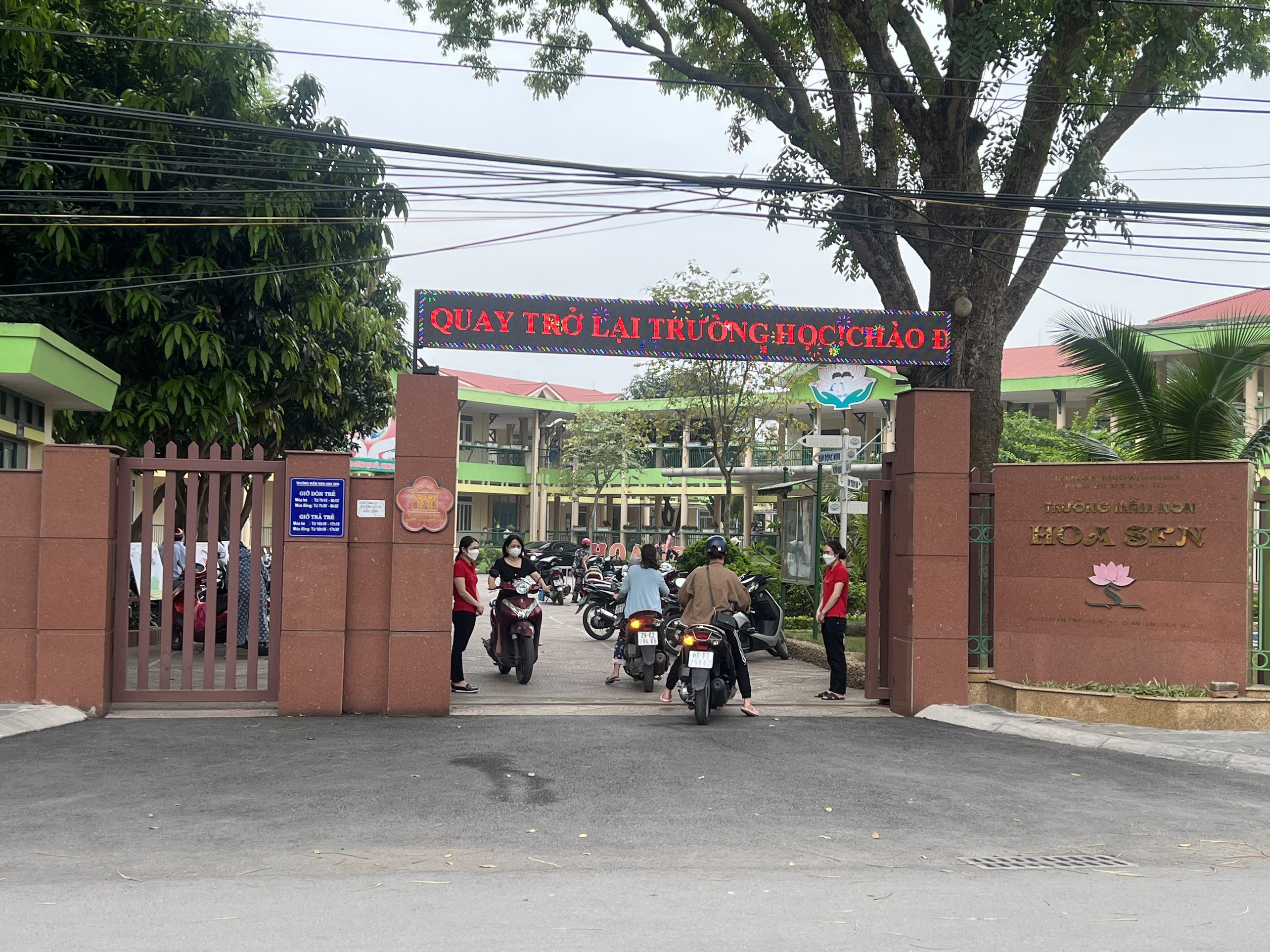 Trường mầm non Hoa Sen đón các con đi học trở lại.