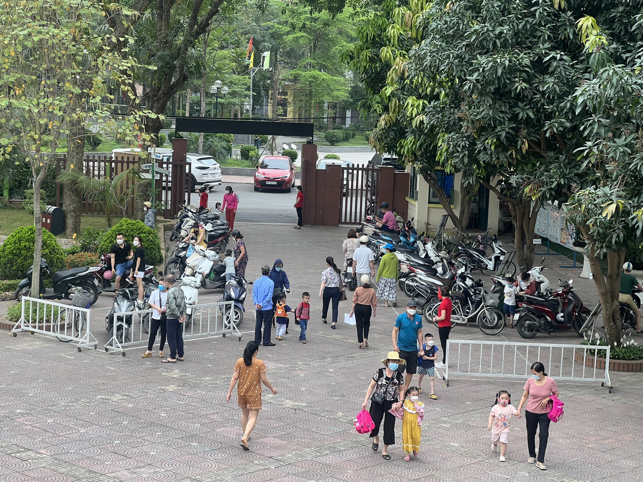 Phụ huynh tấp nập đưa con em đến trường mầm non sau thời gian dài nghỉ dịch.