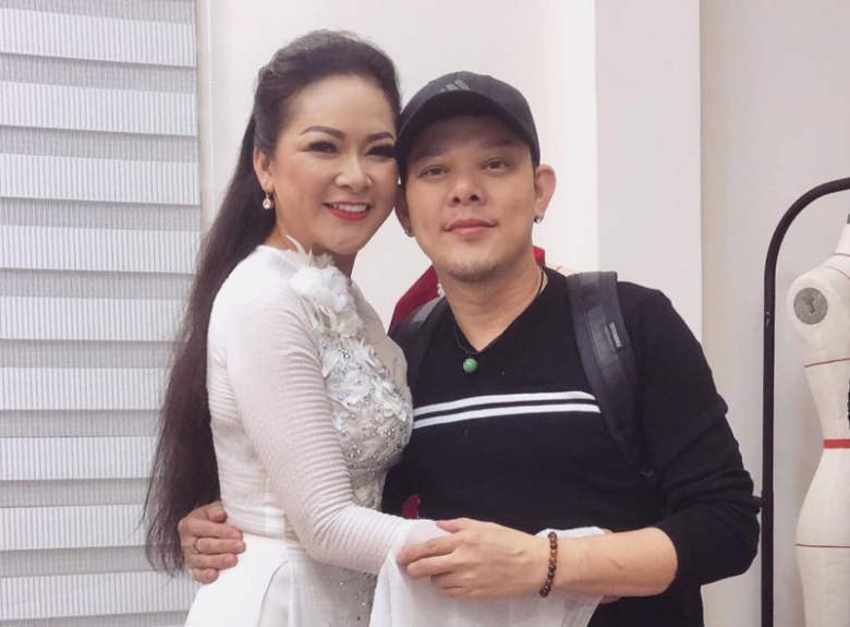 Tường Khuê là người lo trang phục cho Như Quỳnh mỗi khi chị gái biểu diễn trên sân khấu trong suốt 20 năm qua.