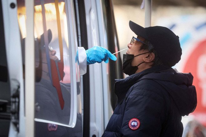Một người dân được lấy mẫu xét nghiệm Covid-19 tại TP New York - Mỹ hôm 11-4. Ảnh: Reuters