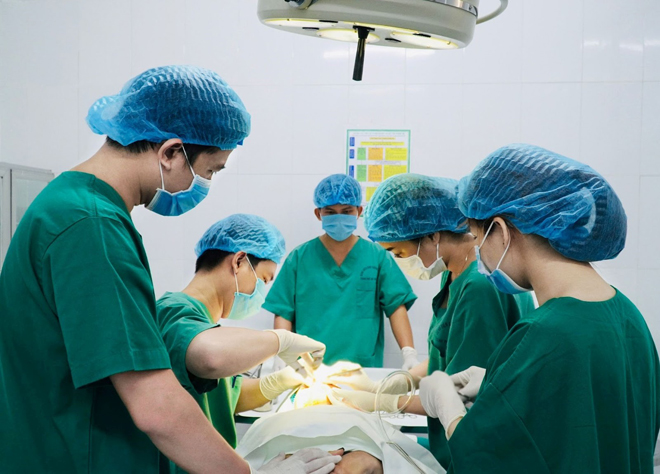 Bác sĩ Lê Quý và ekip trong một ca nâng mũi
