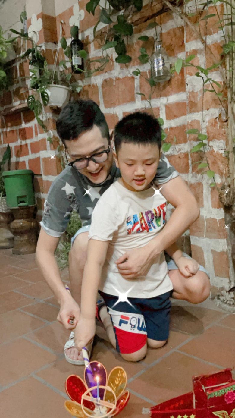 Chi Nhan shows off close photos with his son after divorce Thu Quynh, the boy looks like a young man - 11