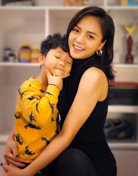 Chi Nhan shows off close photos with his son after divorce Thu Quynh, the boy looks like a young man - 7
