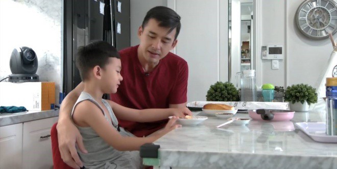 Lương Thế Thành chật vật chỉ dạy con cách mời ba ăn sáng.