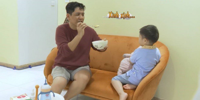 Đạo diễn Đức Thịnh hoá thân thành đoàn tàu xình xịch để con ăn xong bữa.