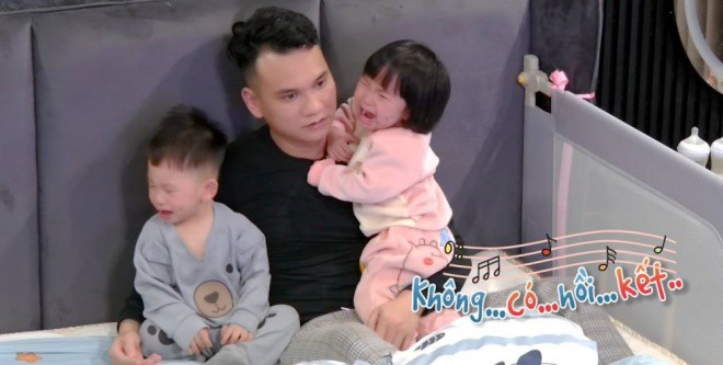 Khắc Việt là ông bố bỉm sữa vất vả nhất với 2 con sinh đôi.