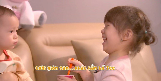 Cici nhà JustaTee giờ đã thành chị 2, biết yêu thương, chăm sóc em trai.